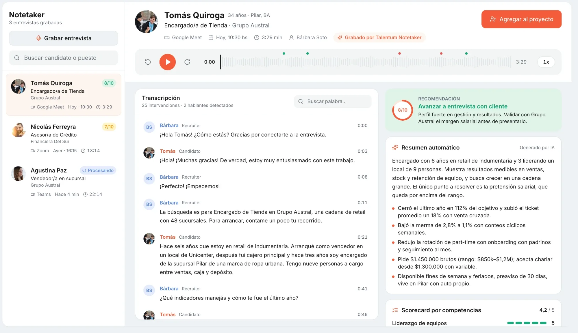 Pantalla del Notetaker de Talentum con una entrevista grabada en Google Meet: arriba el reproductor de audio de 3:29 minutos con marcas en la línea de tiempo; al centro la transcripción con los dos hablantes, recruiter y candidato, y el minuto de cada intervención; a la derecha la recomendación «Avanzar a entrevista con cliente» con puntaje 8/10, un resumen automático generado por IA y el scorecard por competencias.